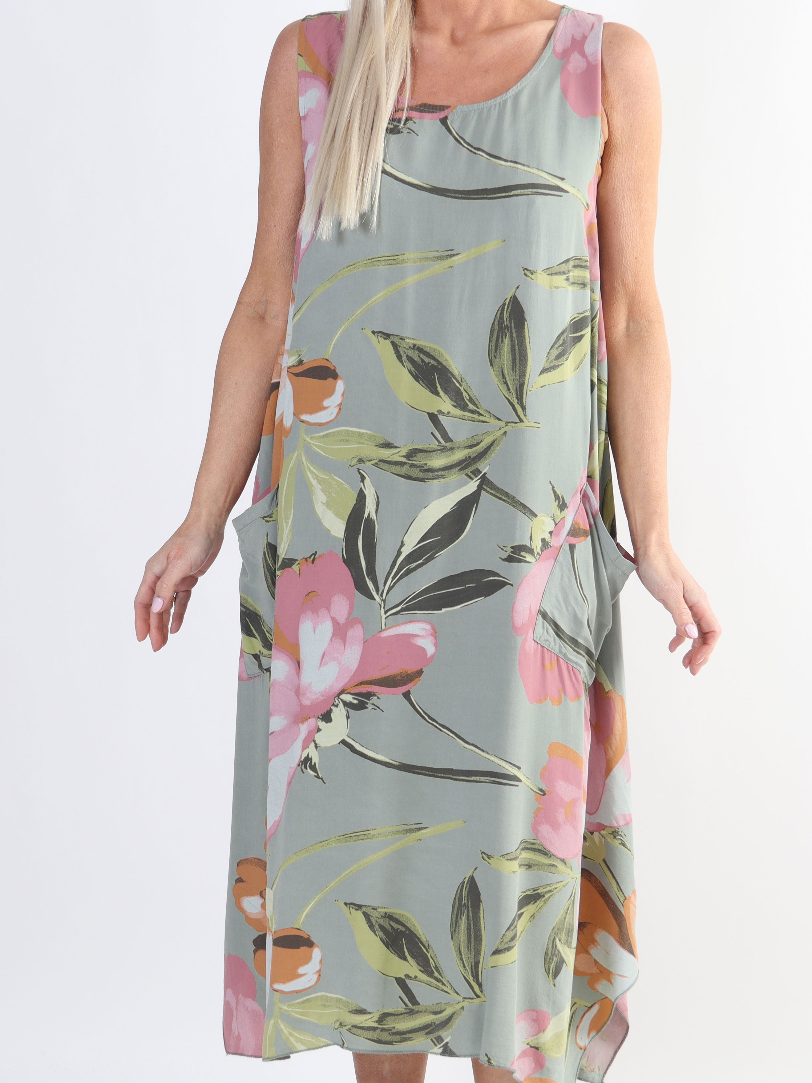 Kirsi - Sød plus size blomstret sommerkjole i viskose med lommer